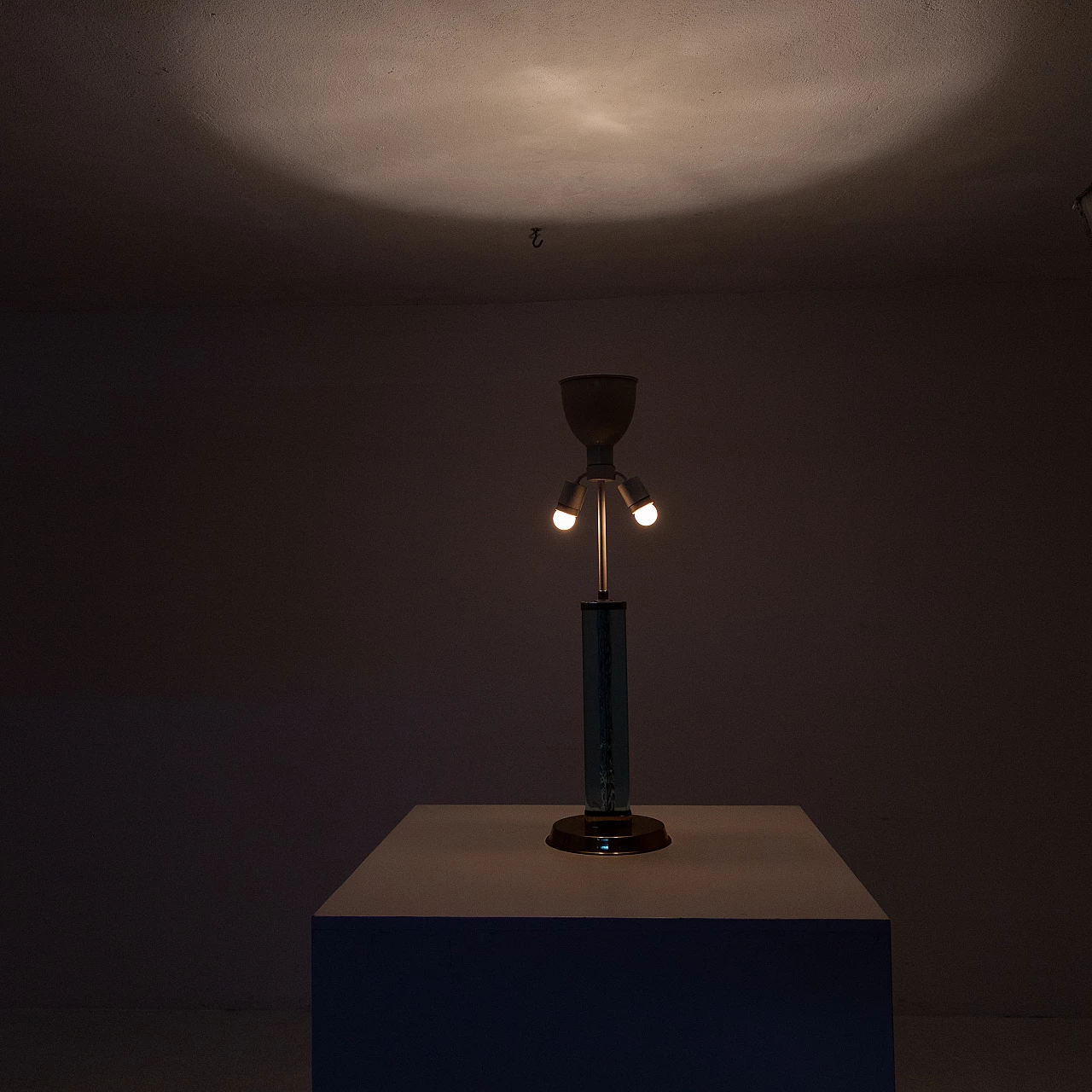 Lampada da tavolo in ottone e vetro azzurro, anni '50 12