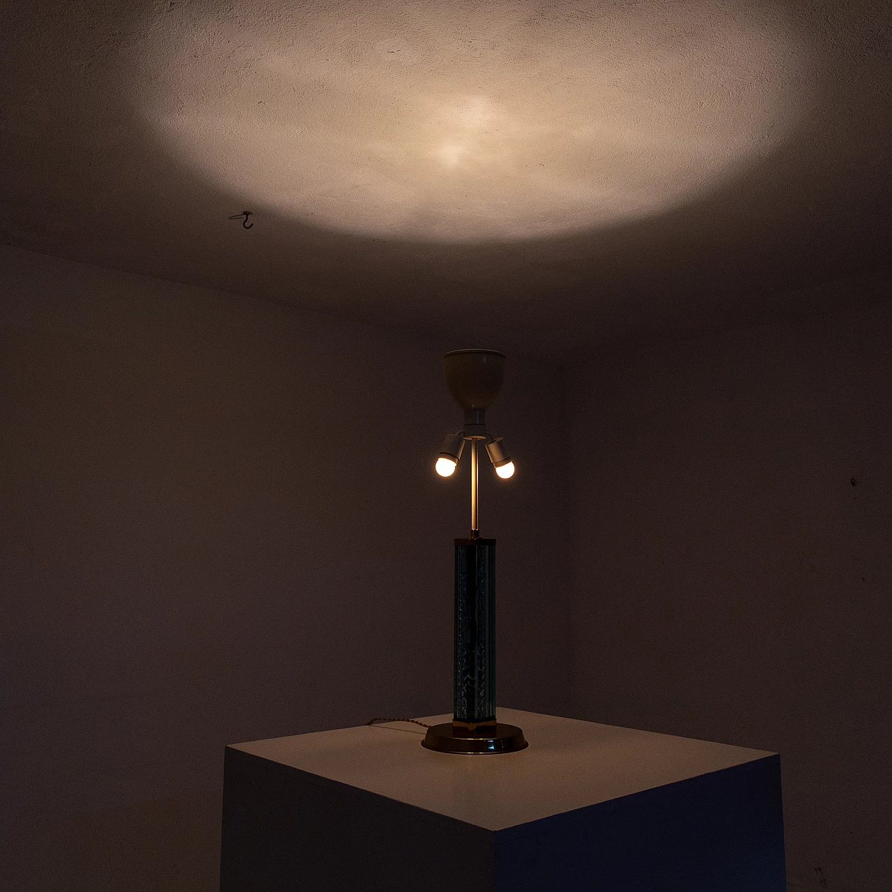 Lampada da tavolo in ottone e vetro azzurro, anni '50 13