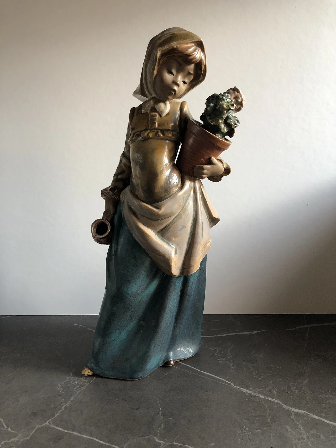Statuetta in gres di Lladrò raffigurante ragazza con vaso e brocca 1