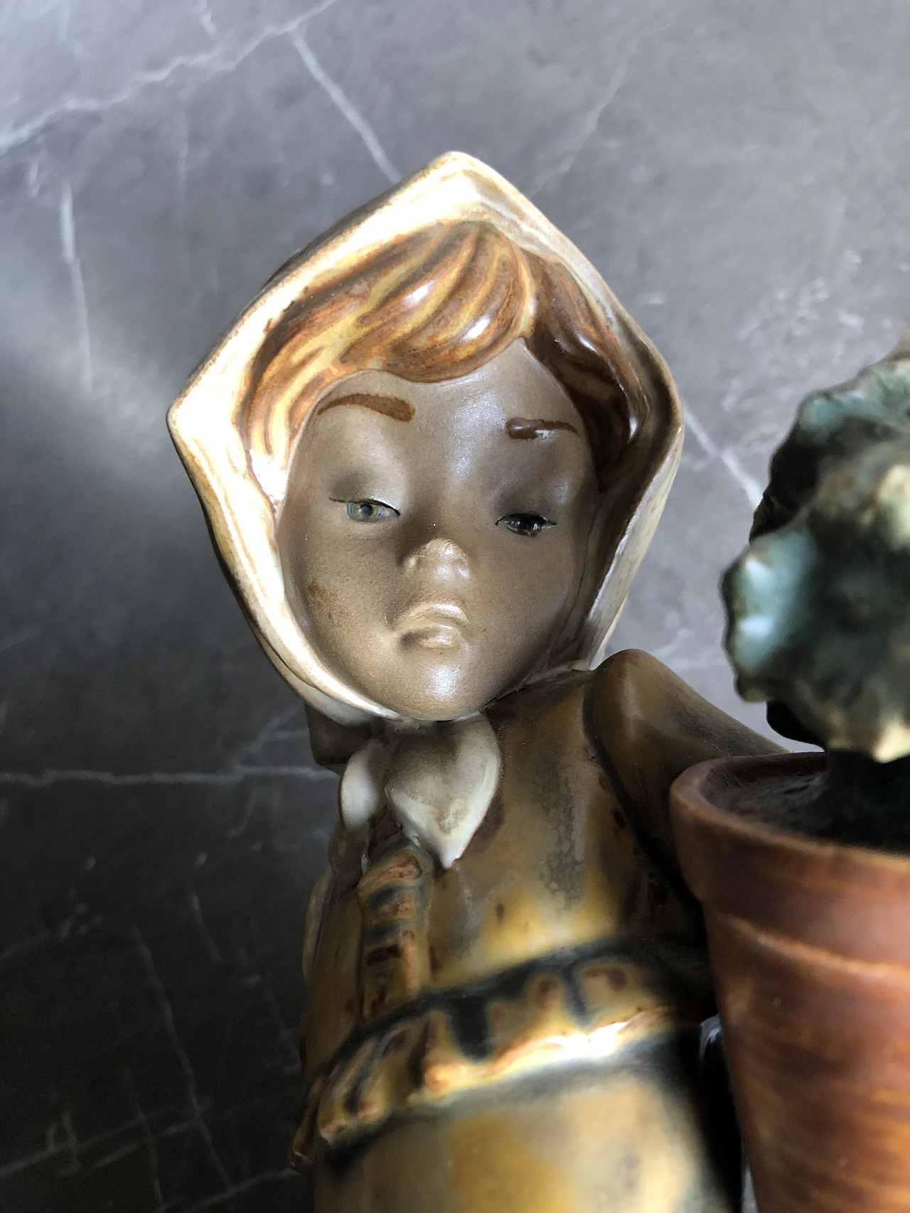 Statuetta in gres di Lladrò raffigurante ragazza con vaso e brocca 2