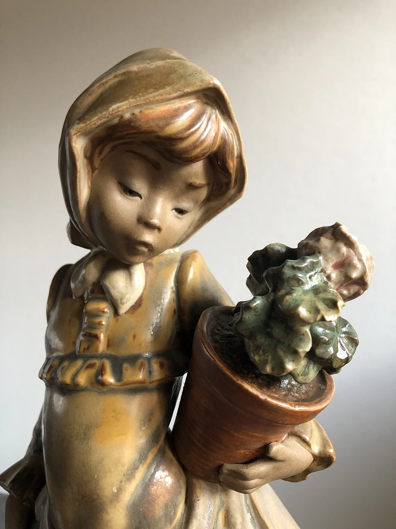 Statuetta in gres di Lladrò raffigurante ragazza con vaso e brocca 4