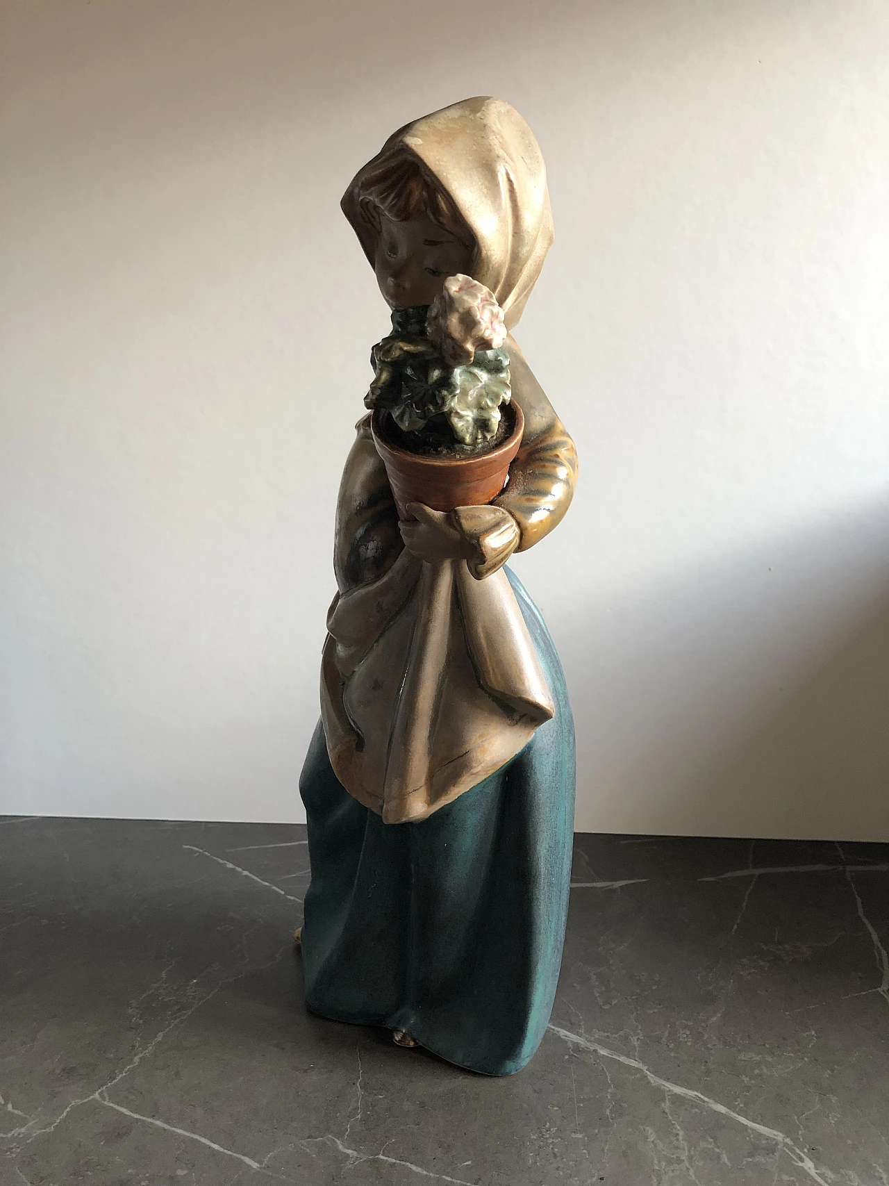 Statuetta in gres di Lladrò raffigurante ragazza con vaso e brocca 5