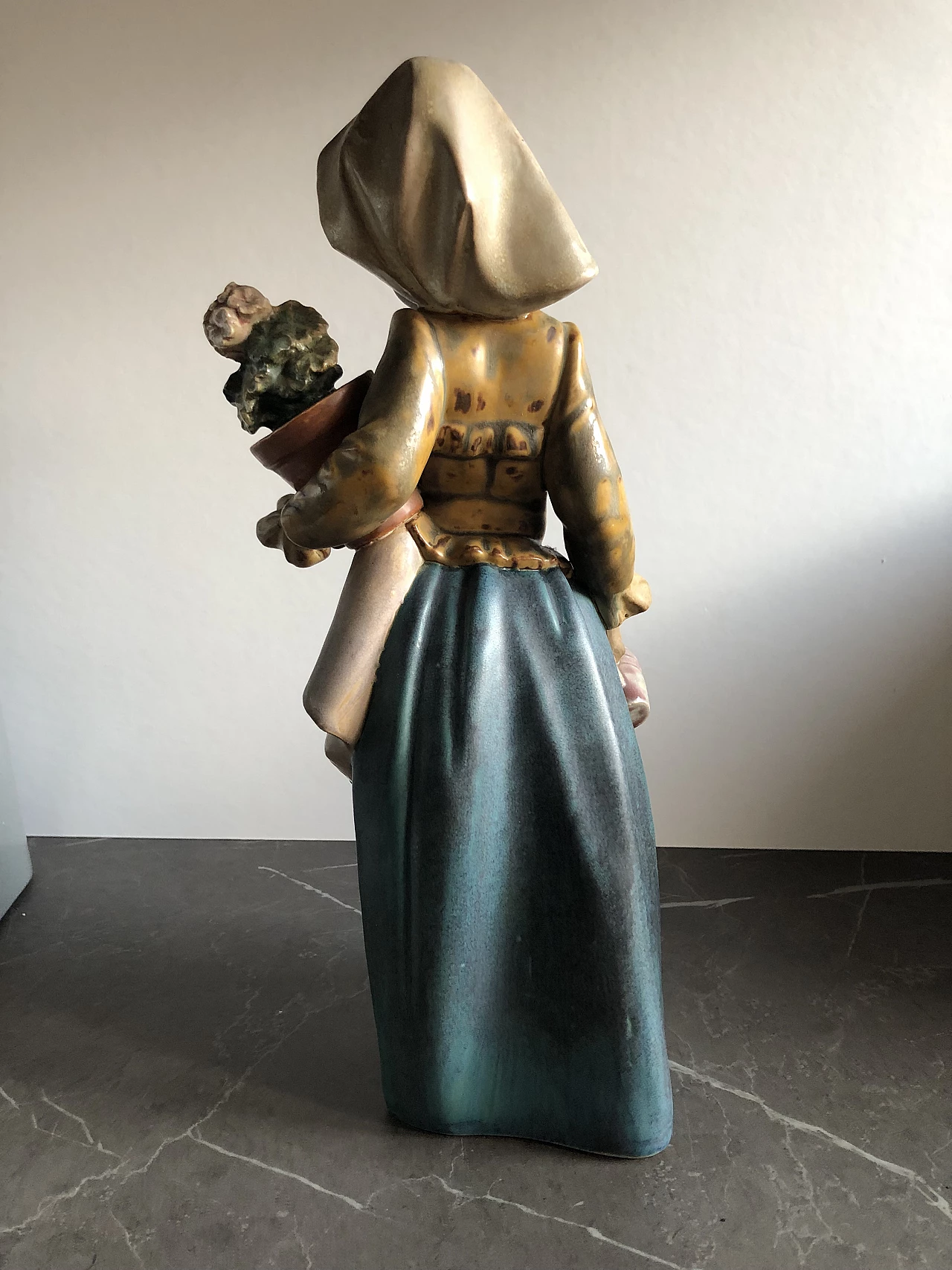 Statuetta in gres di Lladrò raffigurante ragazza con vaso e brocca 6