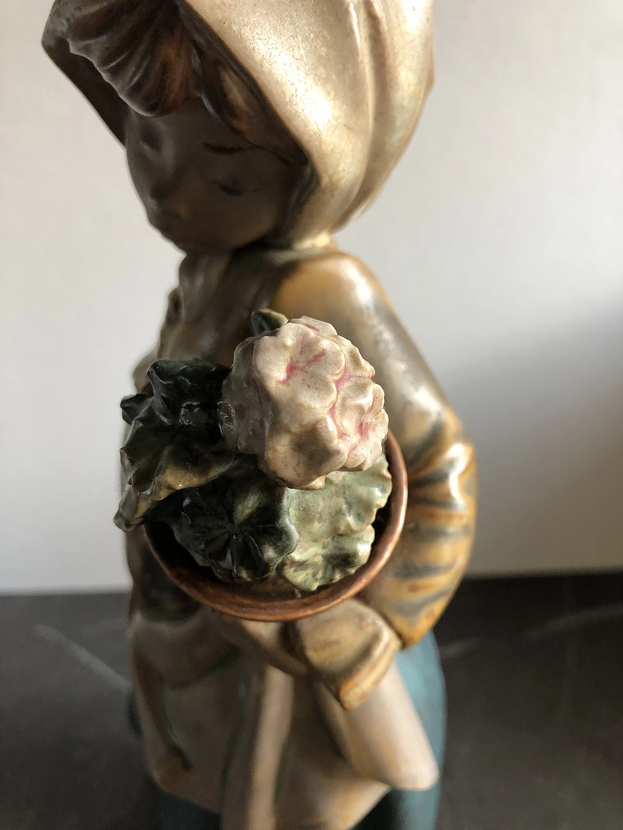 Statuetta in gres di Lladrò raffigurante ragazza con vaso e brocca 7