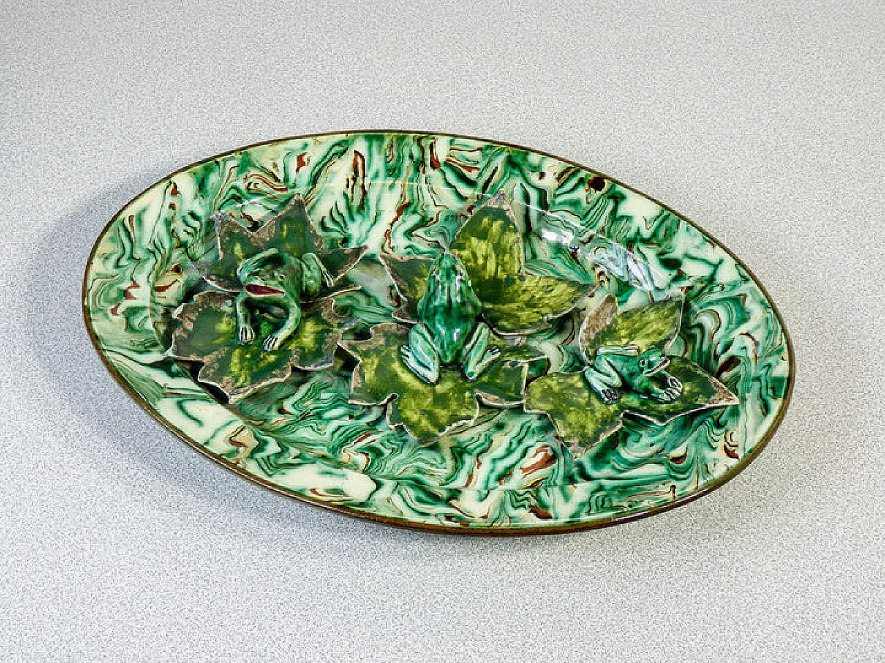 Vassoio in maiolica e smalto con rane e foglie di Pichon Uzès, '800 1