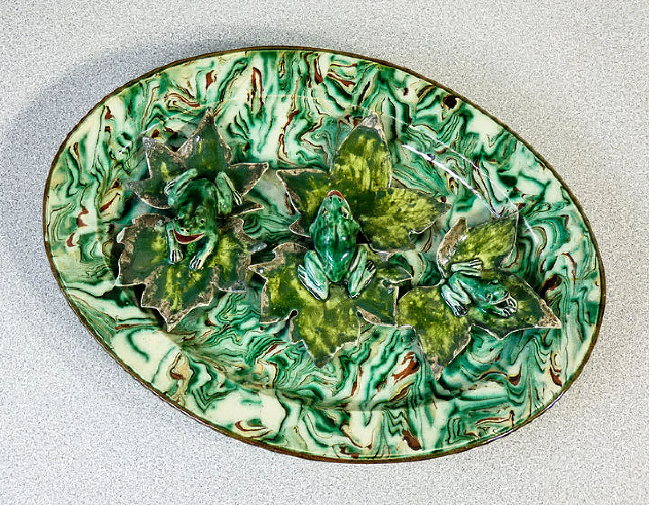 Vassoio in maiolica e smalto con rane e foglie di Pichon Uzès, '800 3