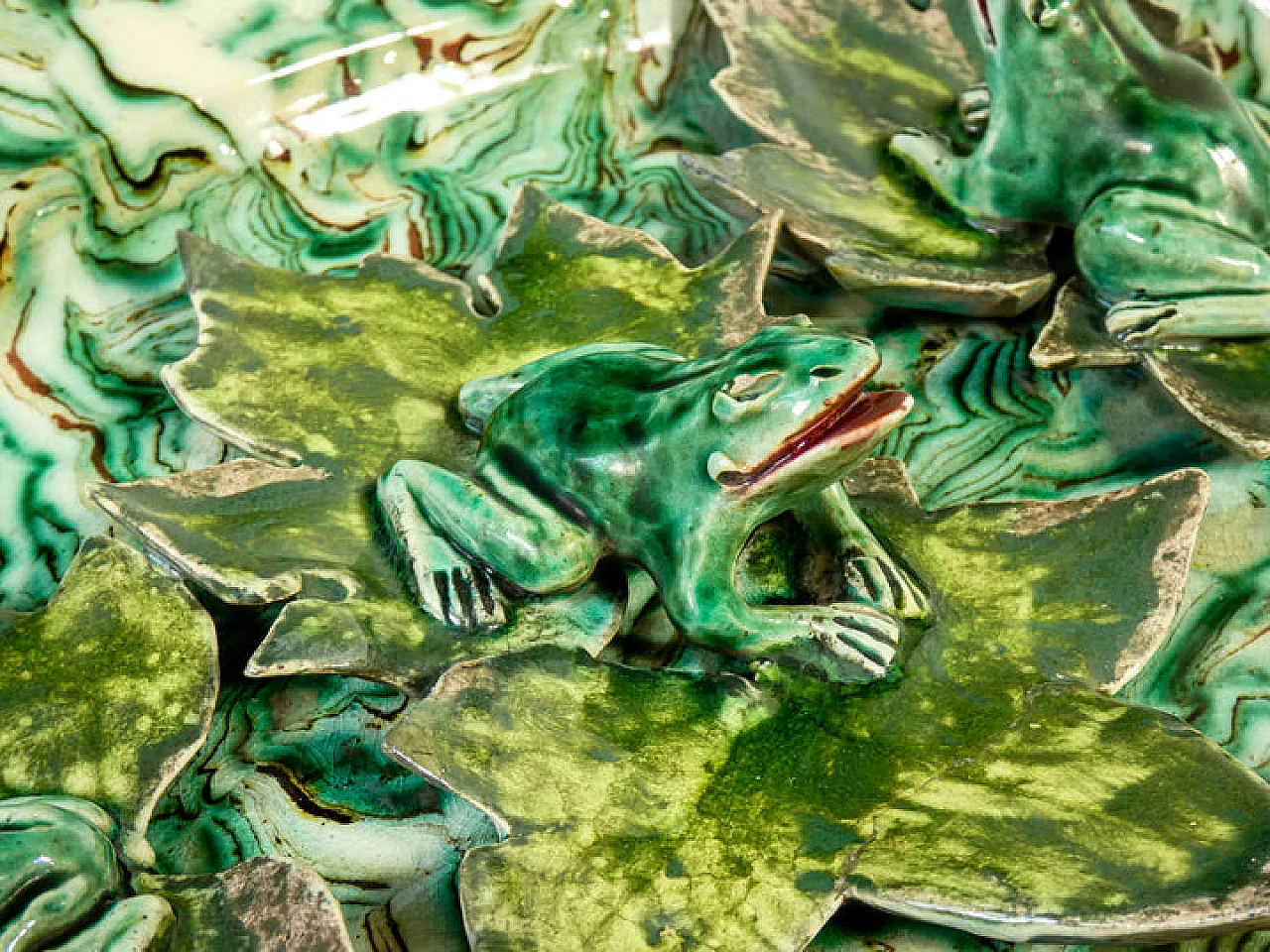 Vassoio in maiolica e smalto con rane e foglie di Pichon Uzès, '800 5