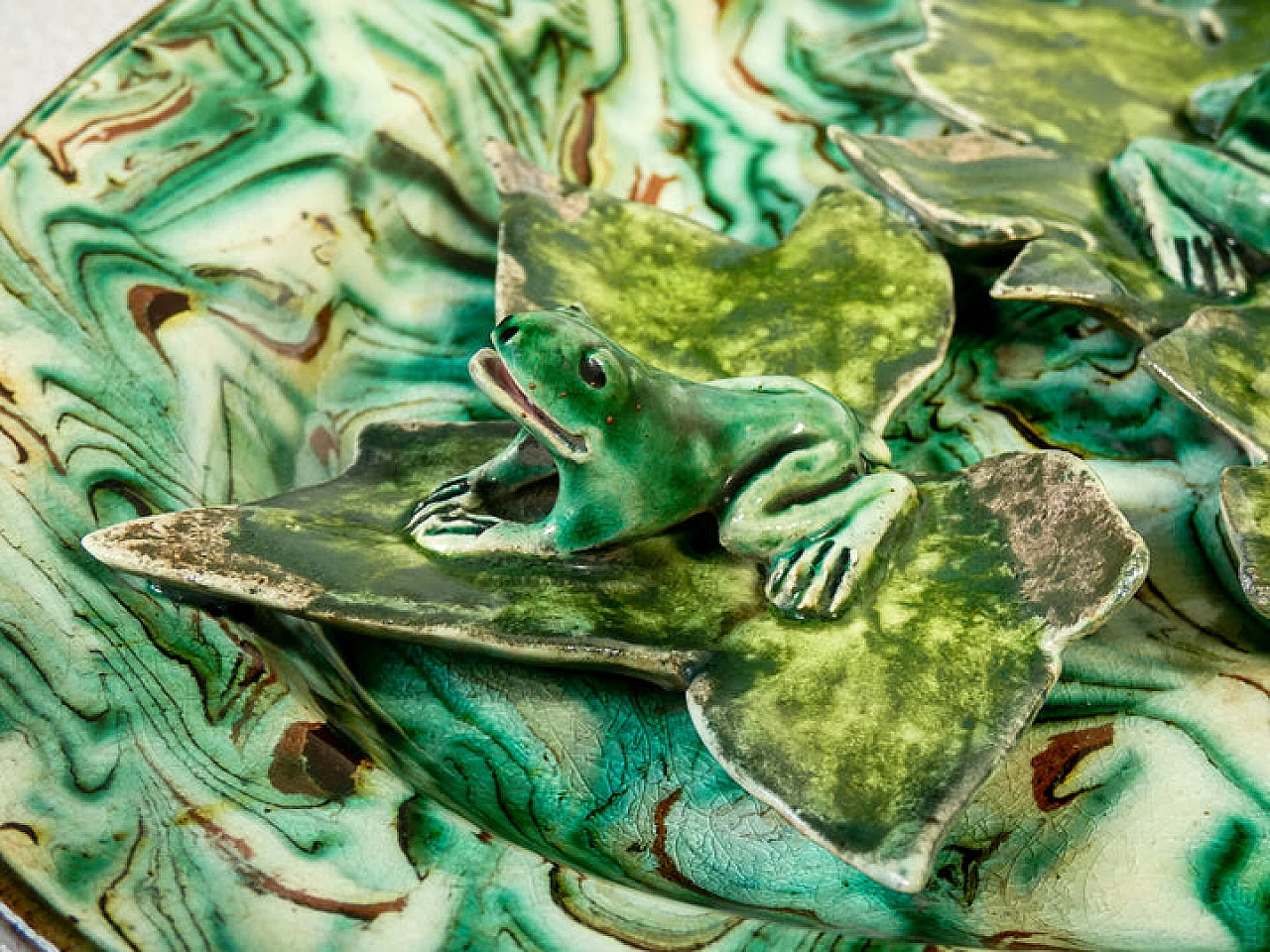 Vassoio in maiolica e smalto con rane e foglie di Pichon Uzès, '800 6