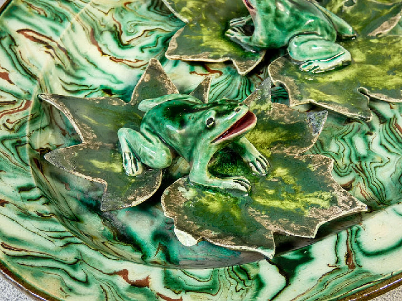 Vassoio in maiolica e smalto con rane e foglie di Pichon Uzès, '800 7