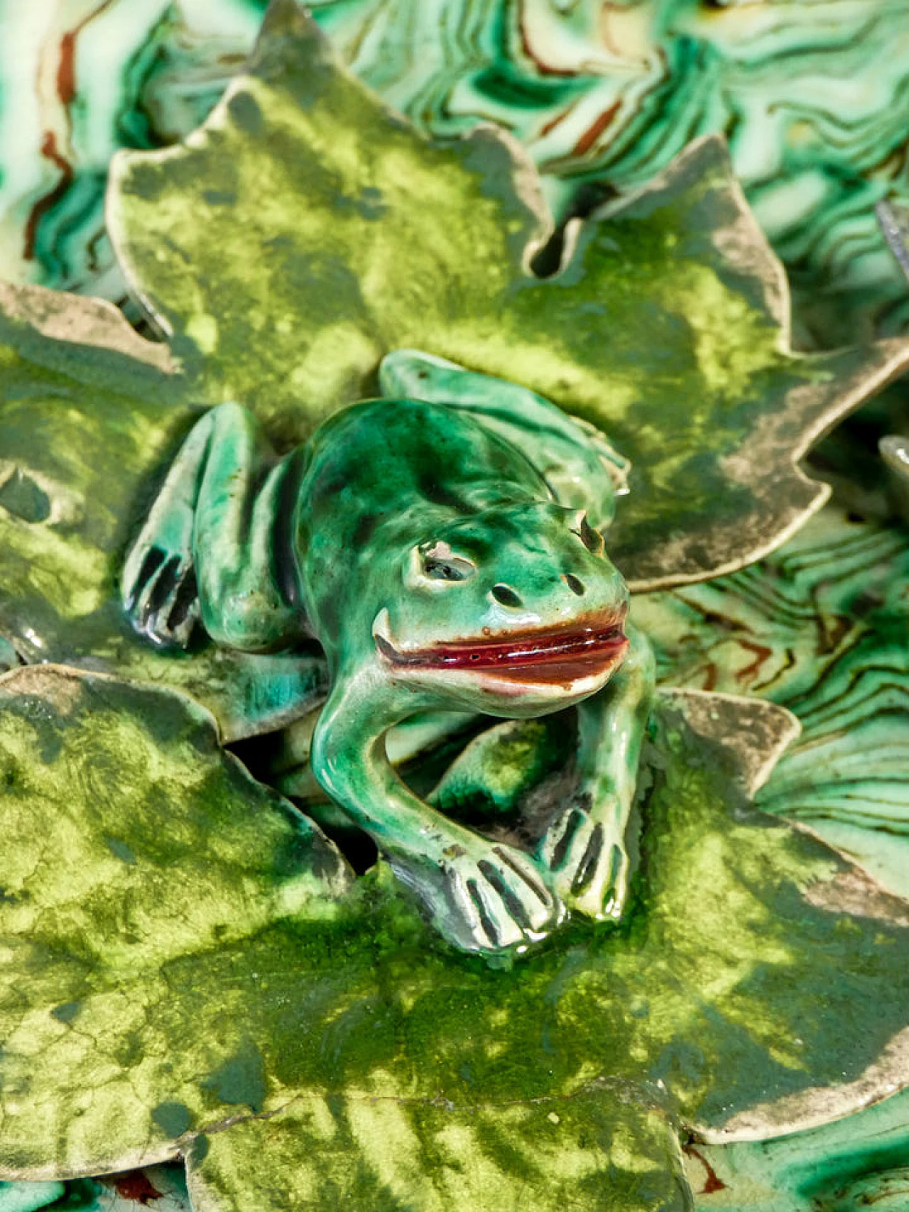Vassoio in maiolica e smalto con rane e foglie di Pichon Uzès, '800 8