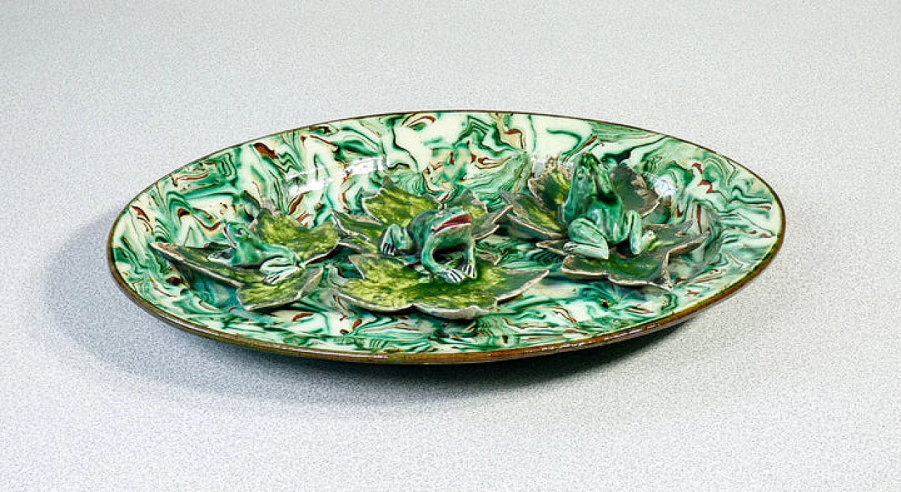 Vassoio in maiolica e smalto con rane e foglie di Pichon Uzès, '800 9