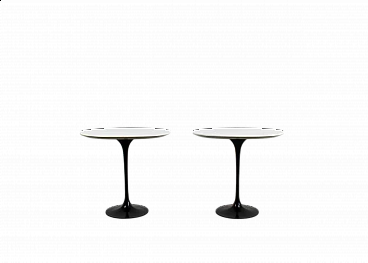 Coppia di tavolini bianchi e neri in legno e alluminio nello stile di Eero Saarinen, anni '90