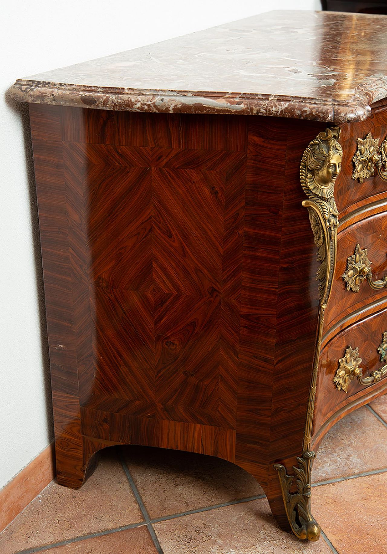Tombeau chest of drawers in exotic wood with red France marble top, 18th century 8