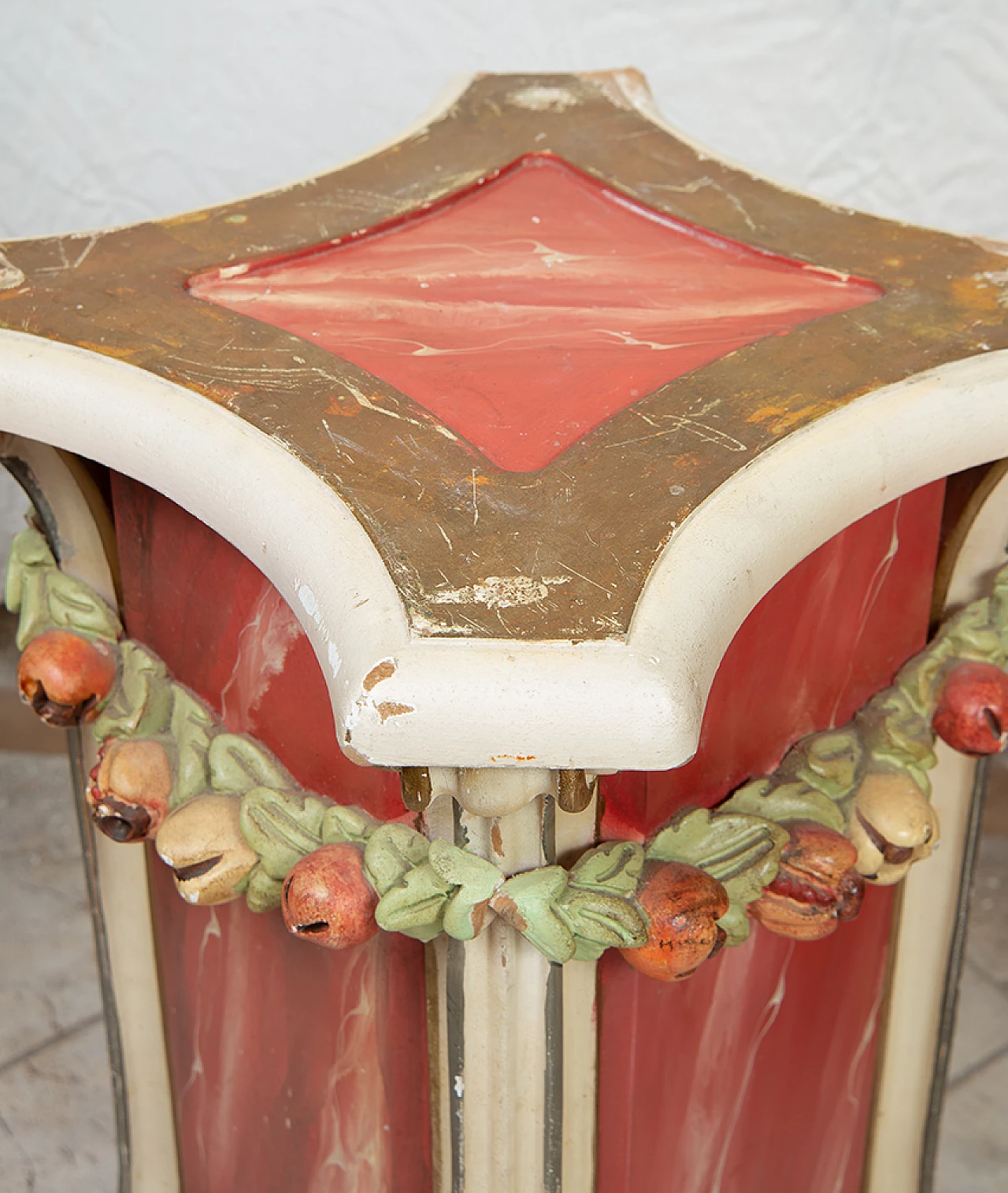 Pair of Venetian lacquered and gilded wood columns, early 20th century 2