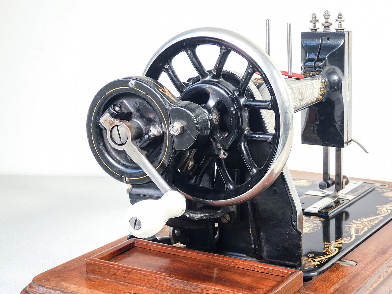 Naumann portable sewing machine, early 20th century 12