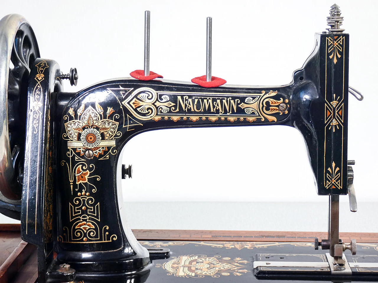 Naumann portable sewing machine, early 20th century 13