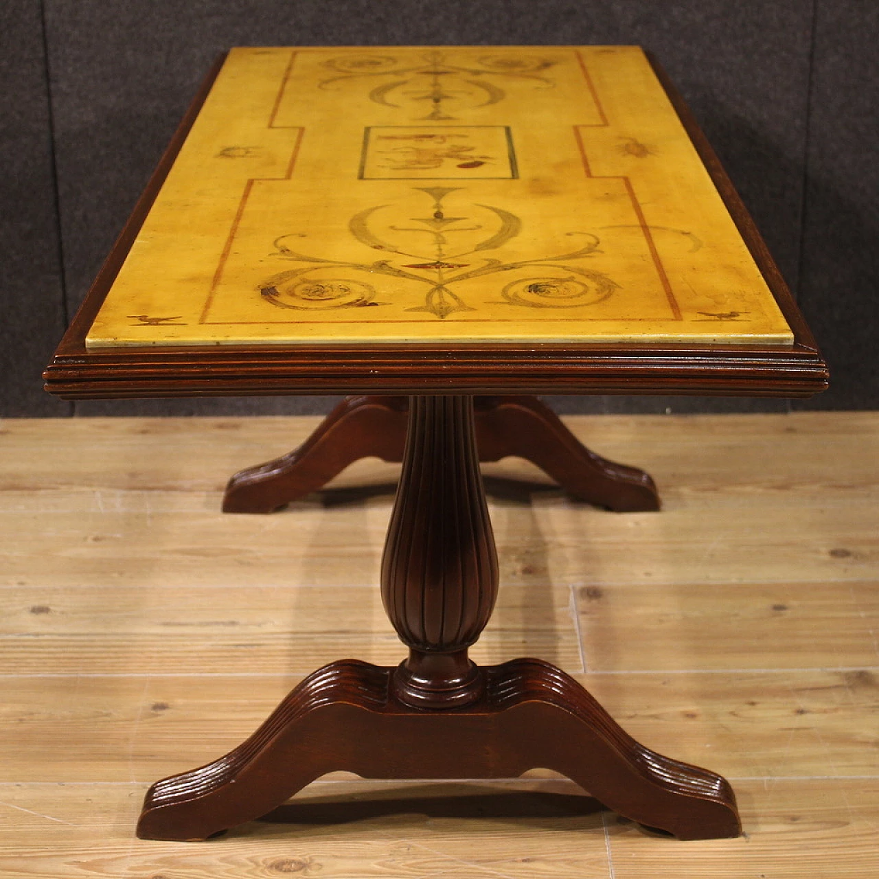 Tavolino con base scolpita in faggio e piano in marmo, anni '60 5
