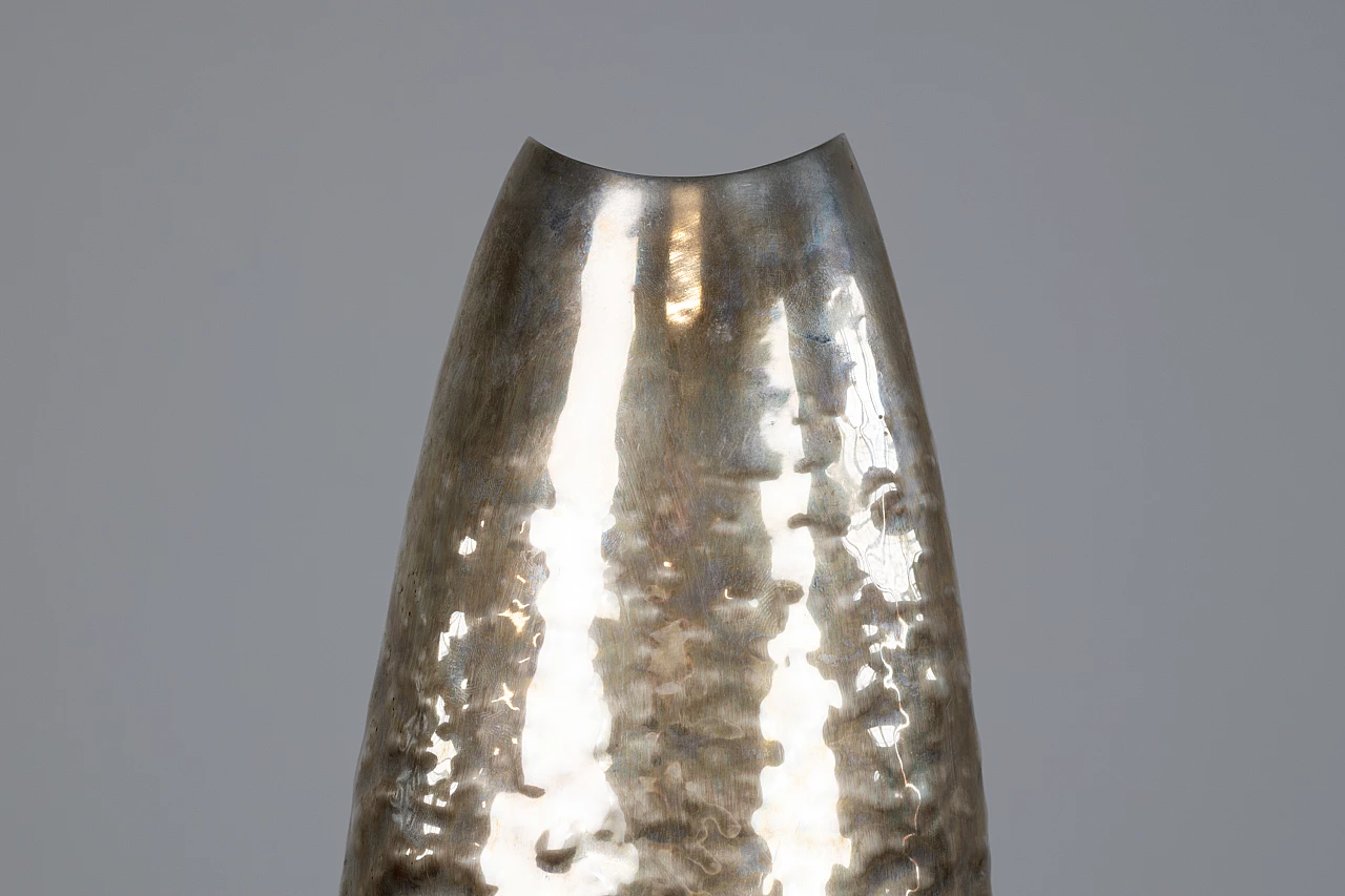 Vaso ovoidale in argento martellato di Luigi Genazzi per Calderoni Jewels, anni '70 2