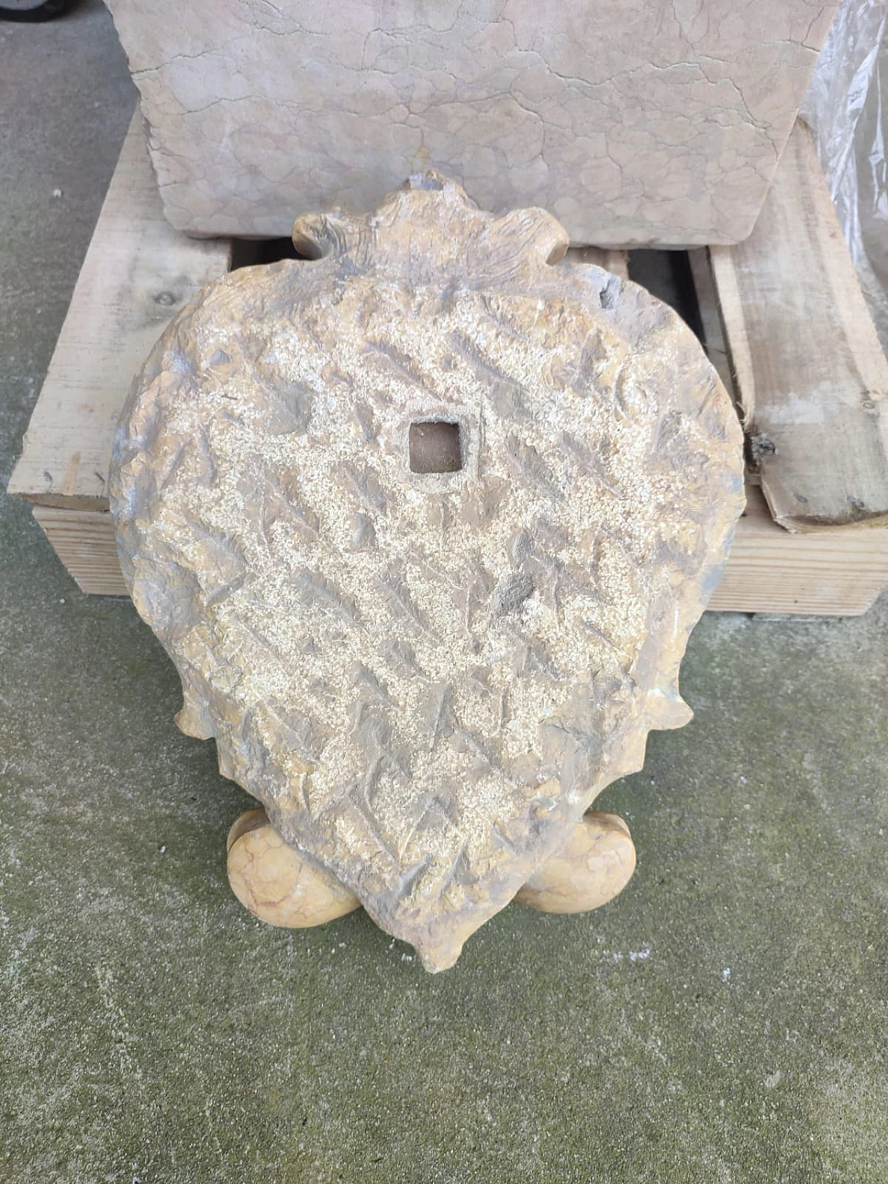 Yellow Nembro marble and Calacatta marble coat of arms, early 19th century 1