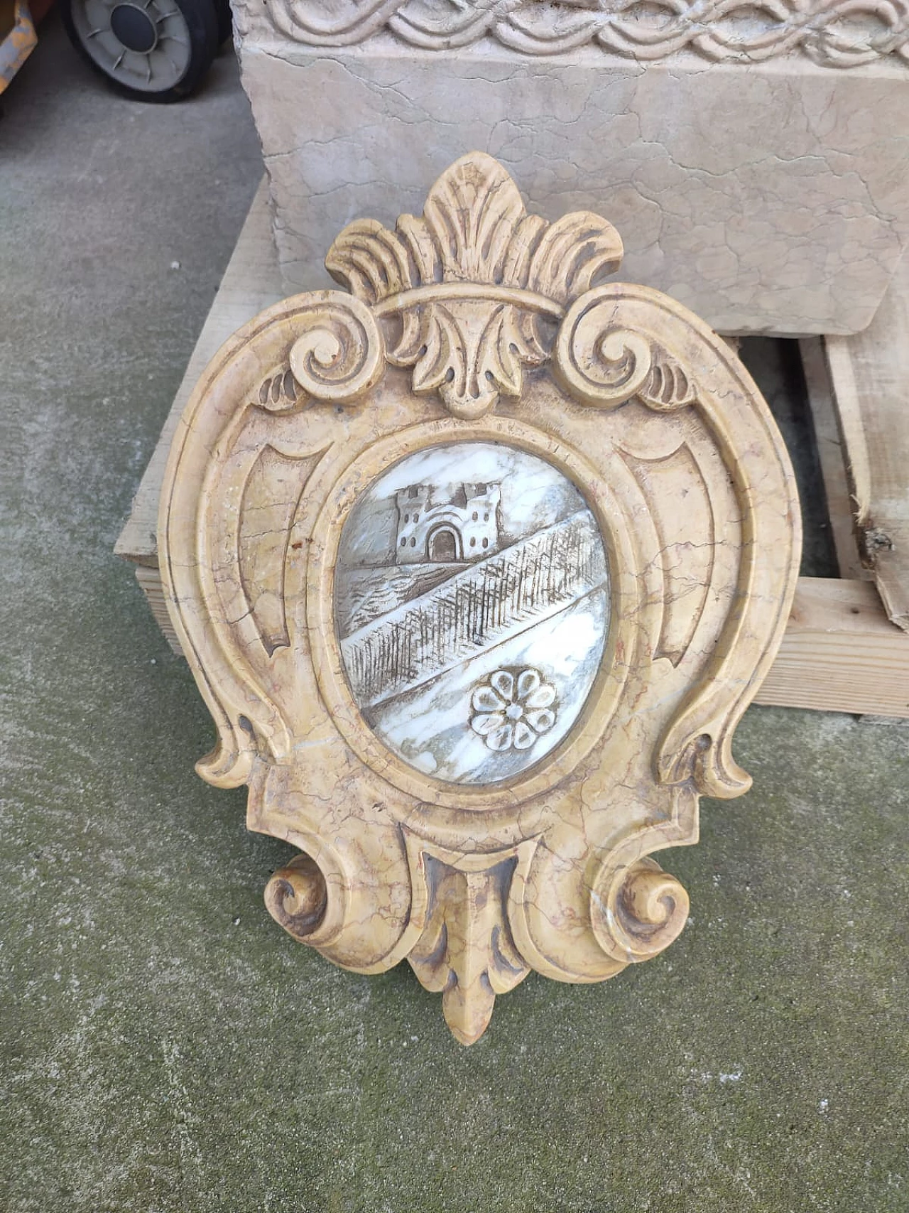 Yellow Nembro marble and Calacatta marble coat of arms, early 19th century 2