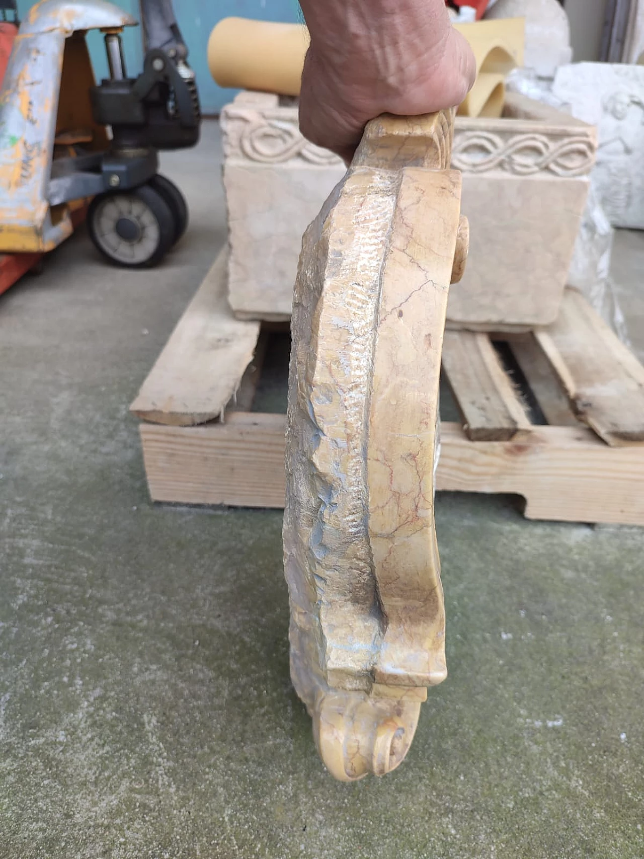 Yellow Nembro marble and Calacatta marble coat of arms, early 19th century 3