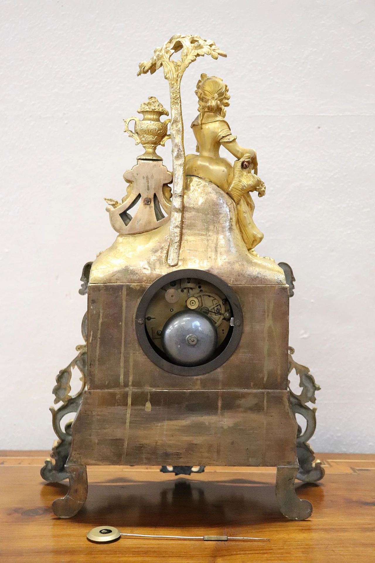 Parisian table clock in gilt bronze, 19th century 7