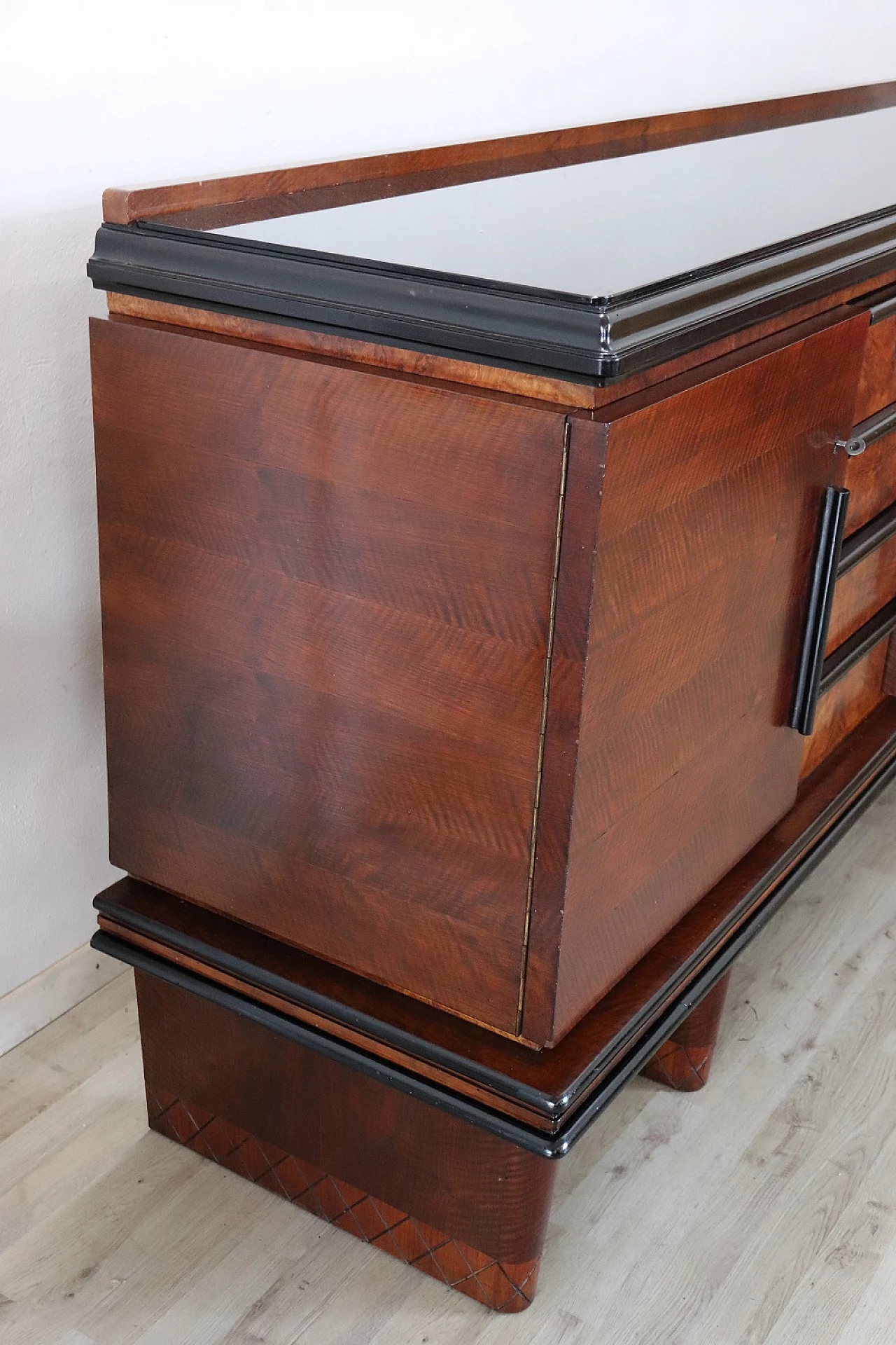 Credenza Art Déco in noce impiallacciato con decoro in radica, anni '30 12