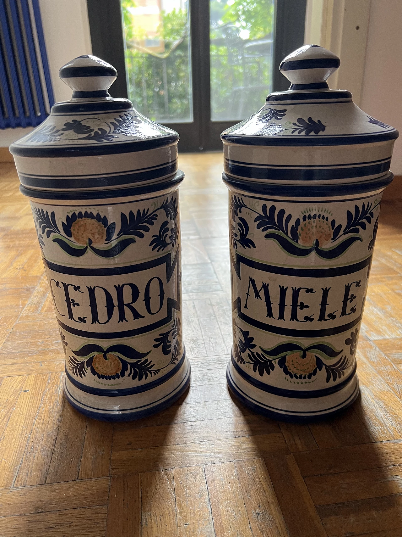 Coppia di vasi da farmacia in ceramica dipinta, anni '50 1