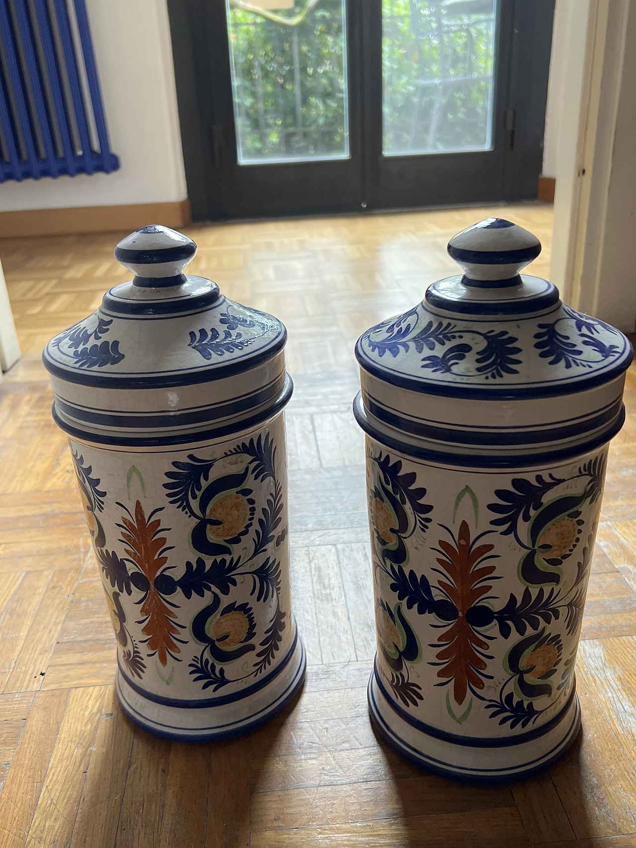 Coppia di vasi da farmacia in ceramica dipinta, anni '50 2