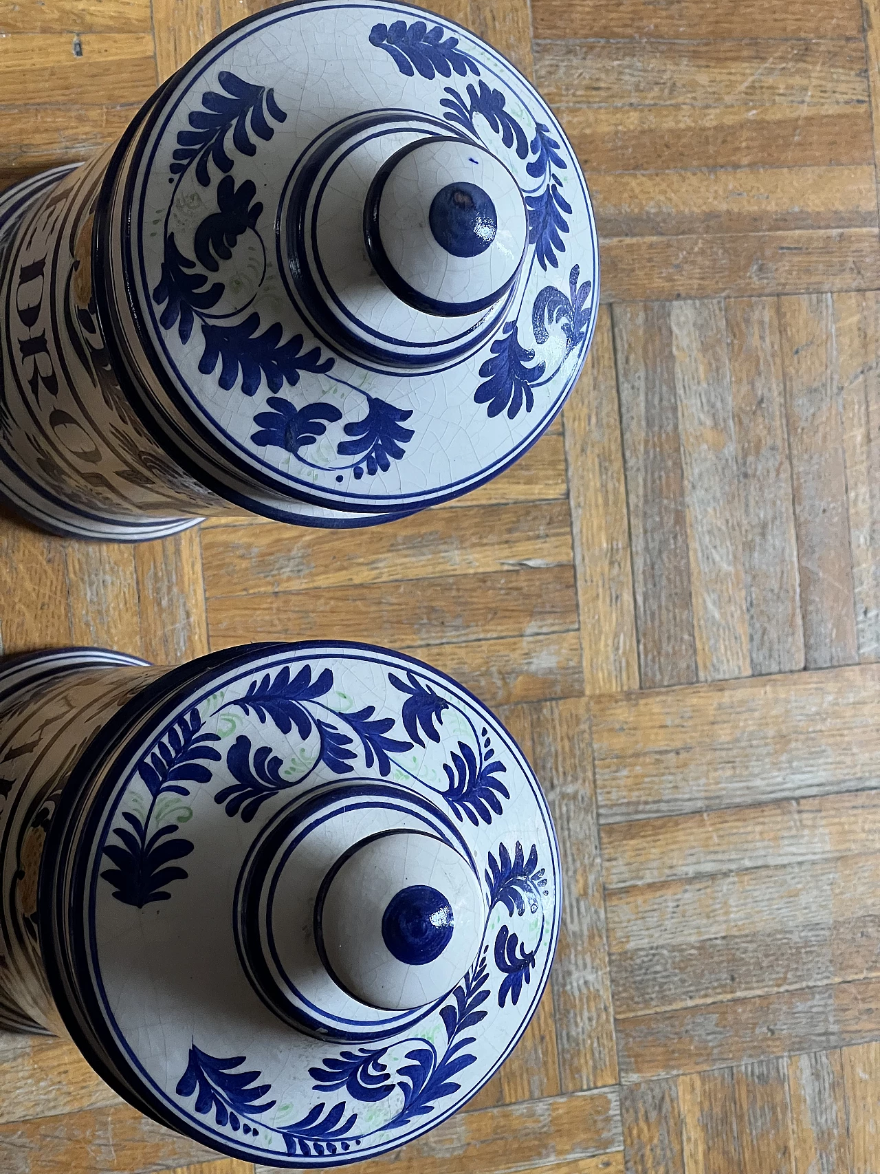 Coppia di vasi da farmacia in ceramica dipinta, anni '50 3