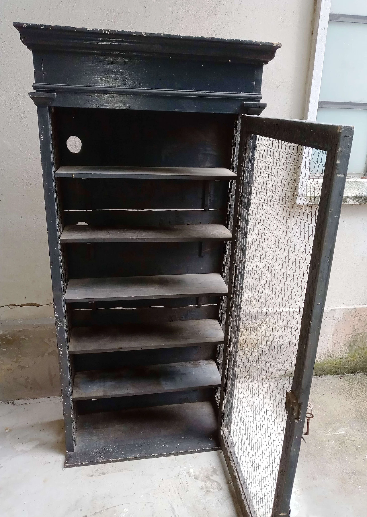 Credenza in legno nero opaco con anta in rete metallica, anni '20 10