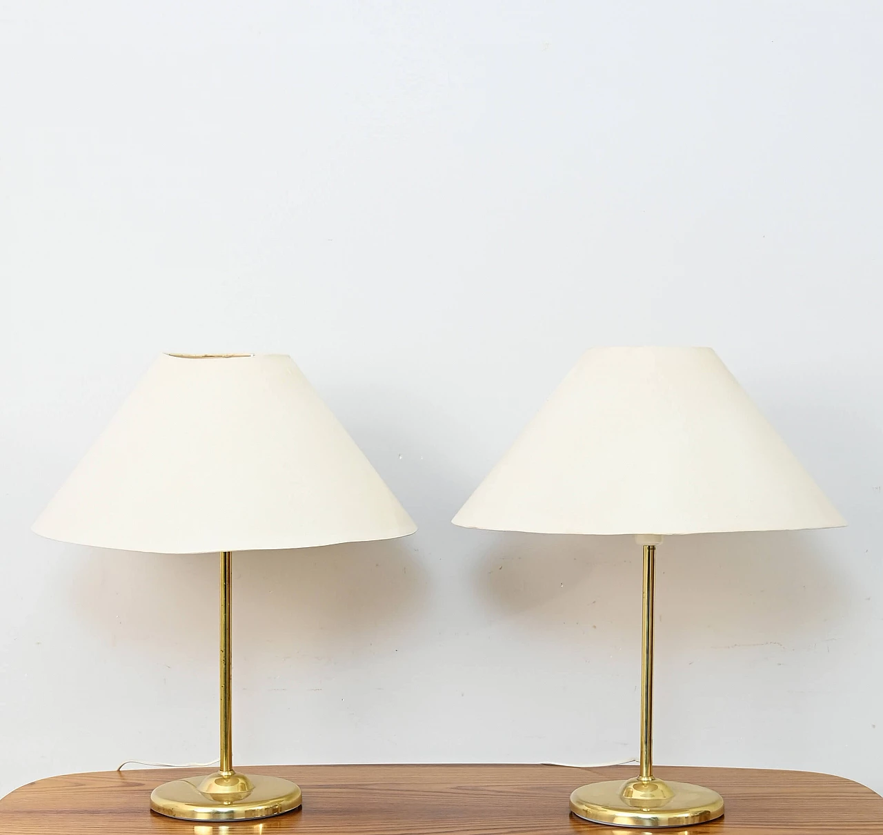 Coppia di lampade da tavolo svedesi in metallo dorato con paralume conico, anni '60 8