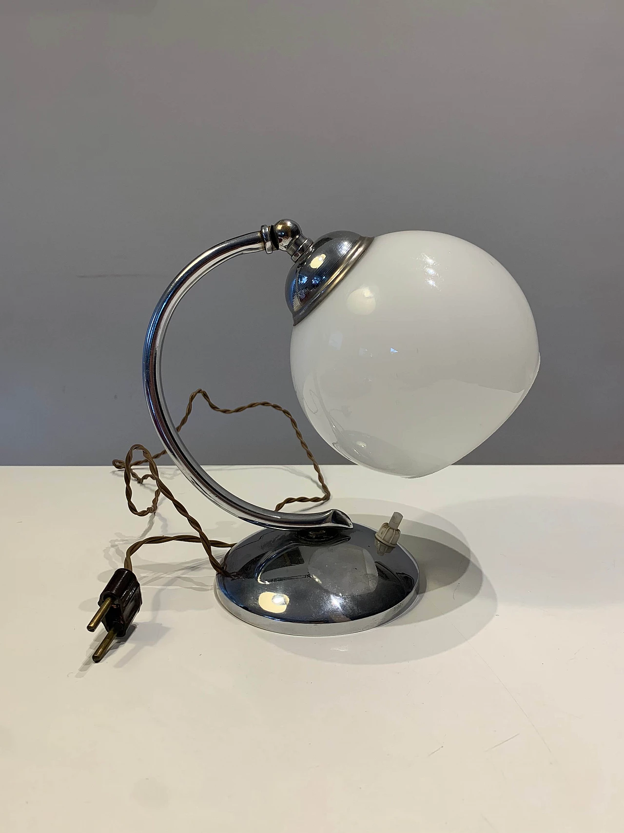 Abat-jour orientabile in metallo e vetro opalino, anni ‘30 1