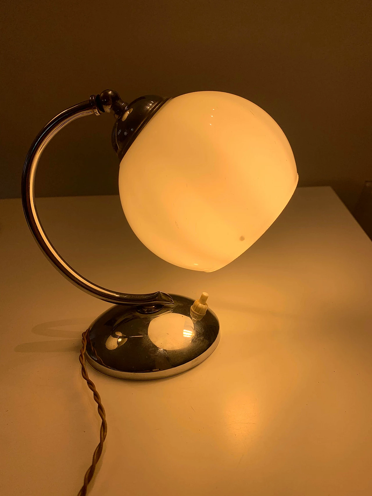 Abat-jour orientabile in metallo e vetro opalino, anni ‘30 2