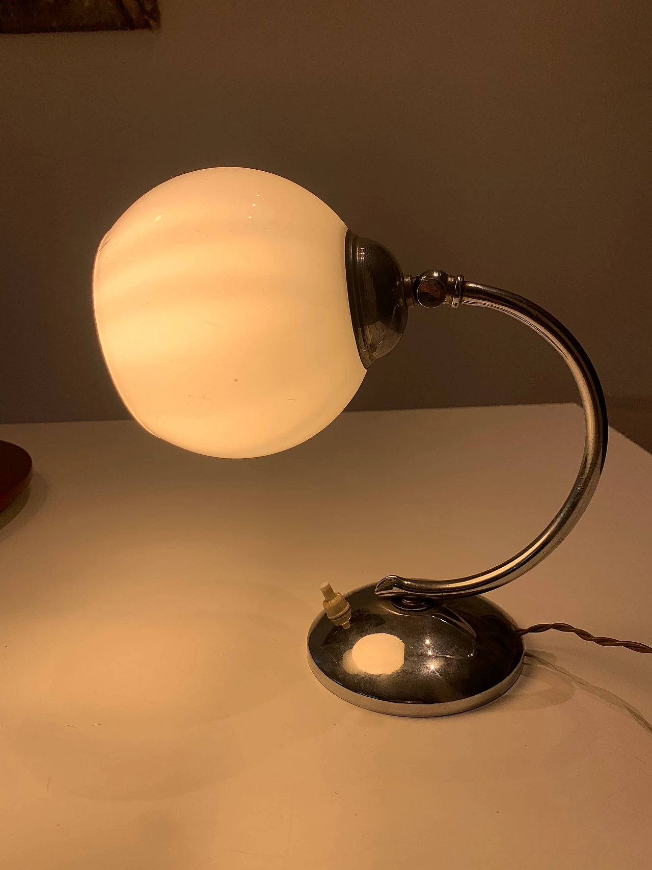 Abat-jour orientabile in metallo e vetro opalino, anni ‘30 3