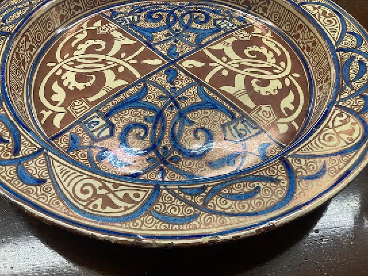Pair of Hispanic Moorish style majolica plates, 19th century 3
