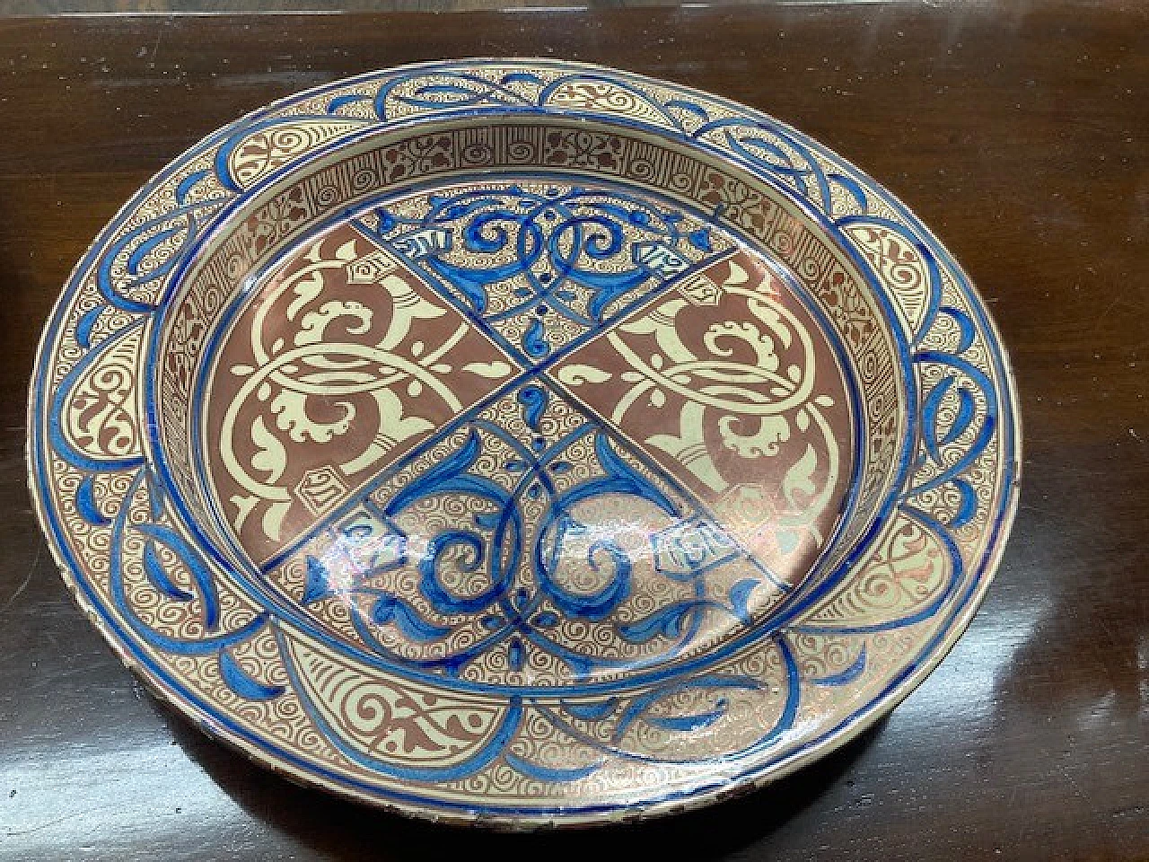Pair of Hispanic Moorish style majolica plates, 19th century 4