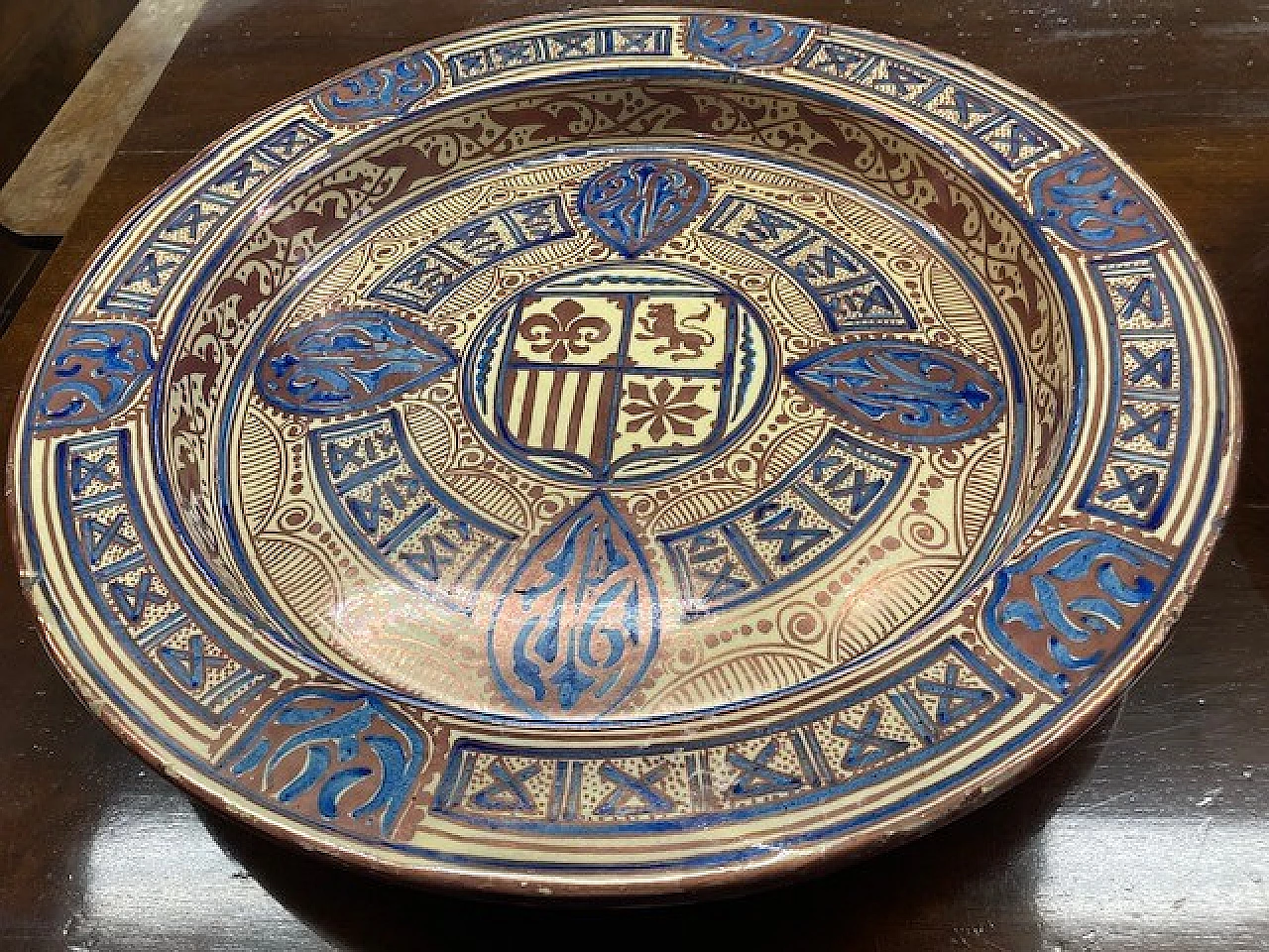 Pair of Hispanic Moorish style majolica plates, 19th century 5