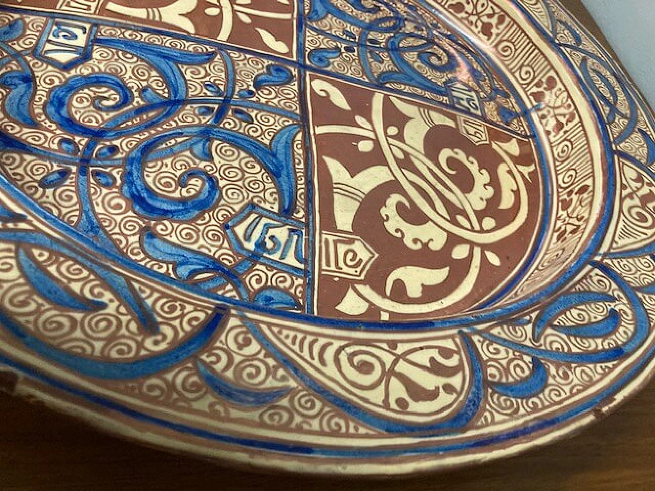 Pair of Hispanic Moorish style majolica plates, 19th century 7