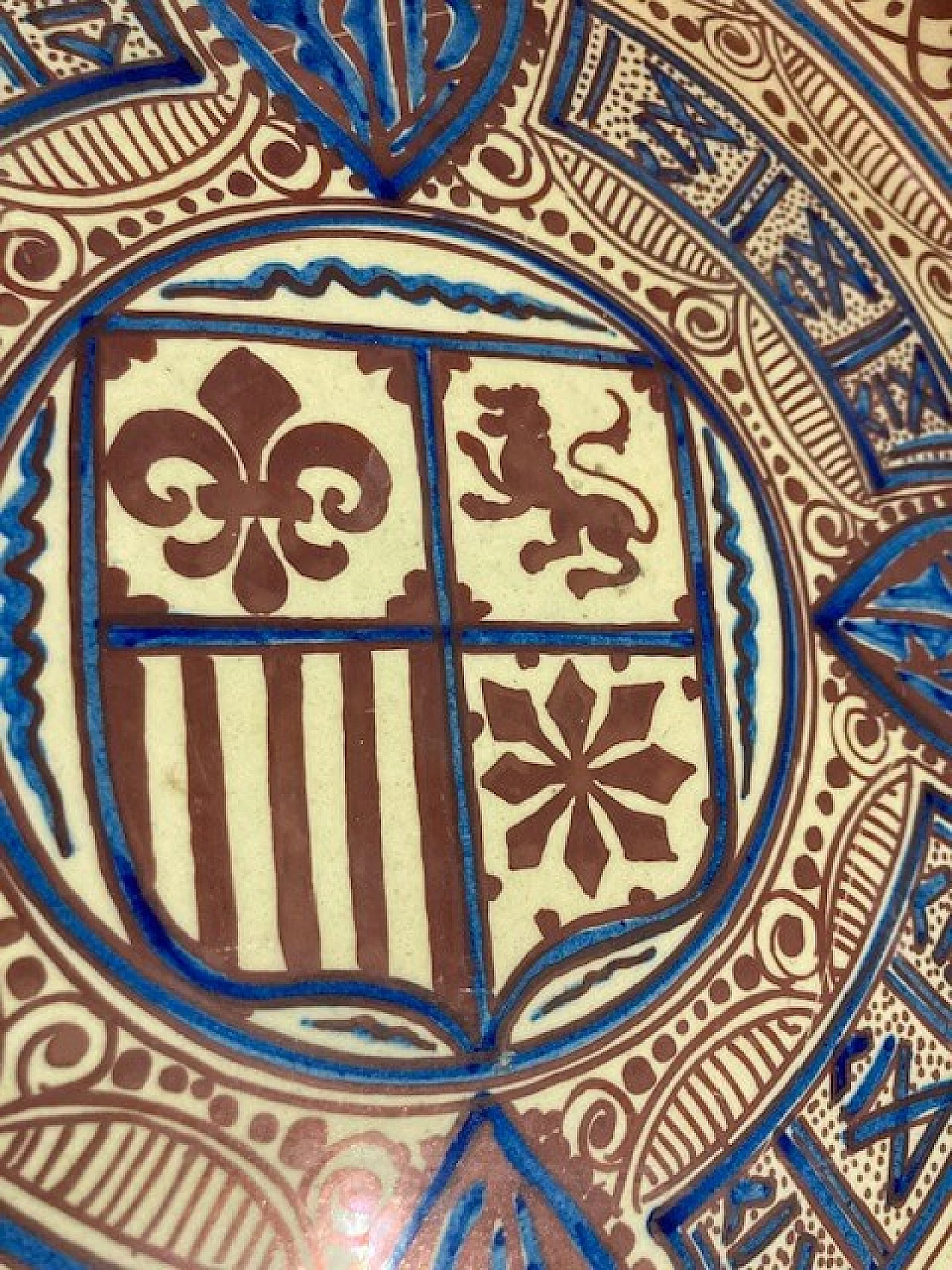 Pair of Hispanic Moorish style majolica plates, 19th century 8