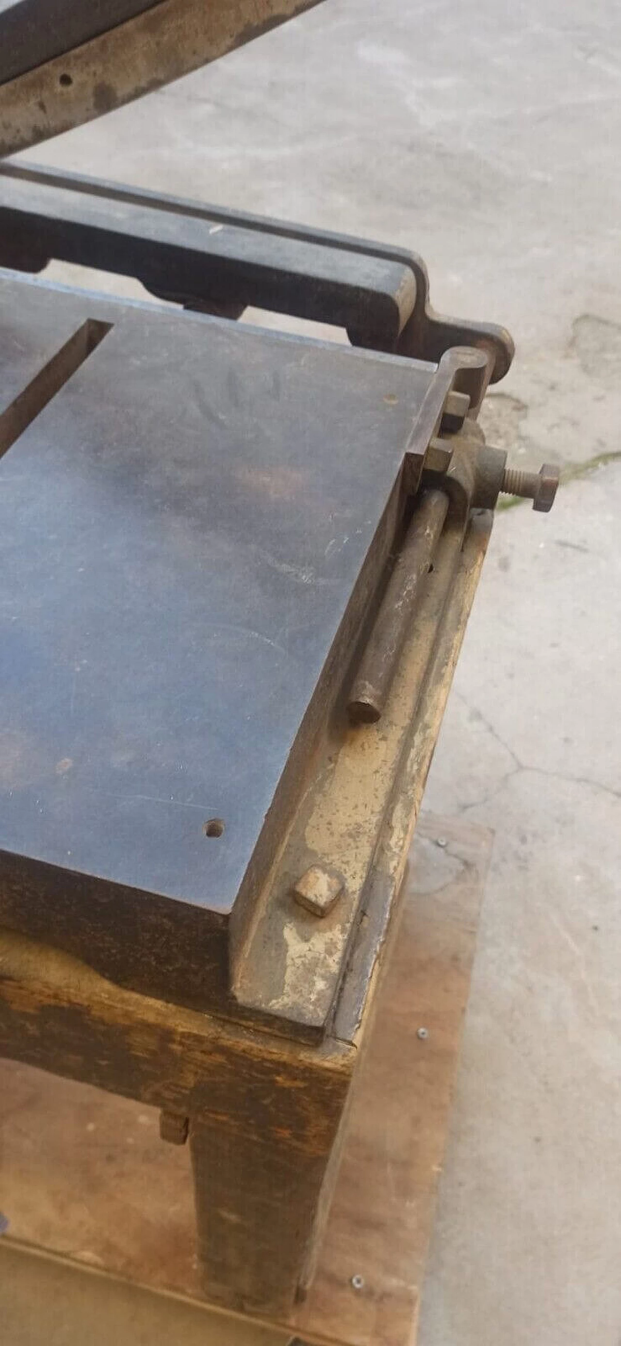 Professional cast iron paper cutter, early 20th century 6