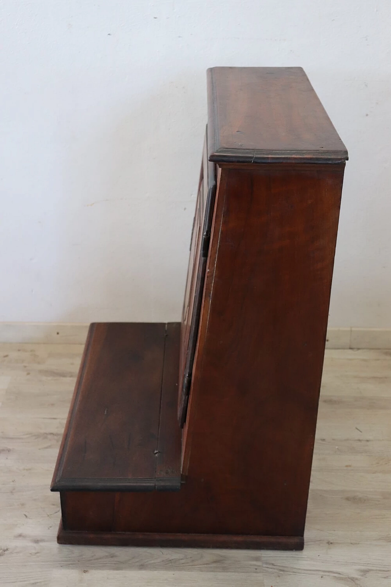 Solid walnut kneeling-stool with inlay, mid-18th century 11