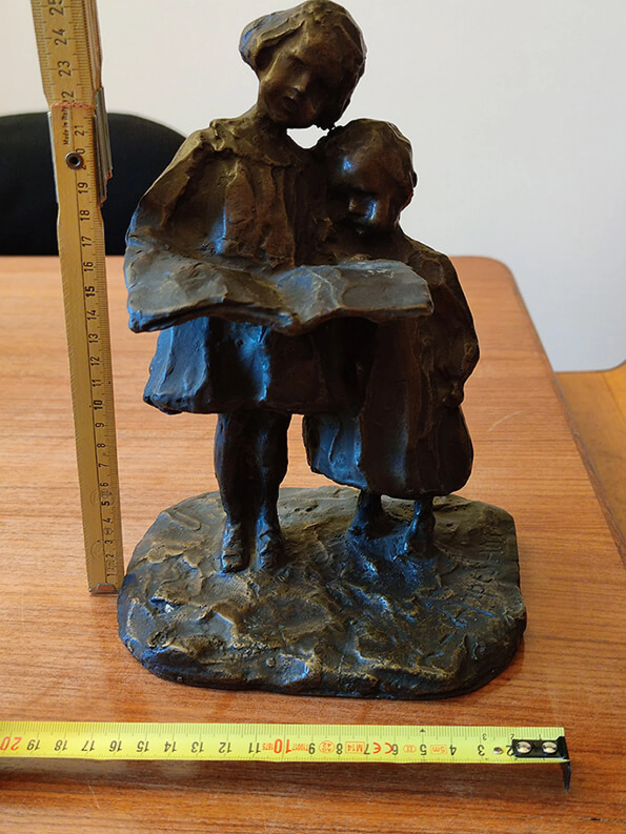 Lina Arpesani, little girls reading, bronze sculpture, 1920s 1
