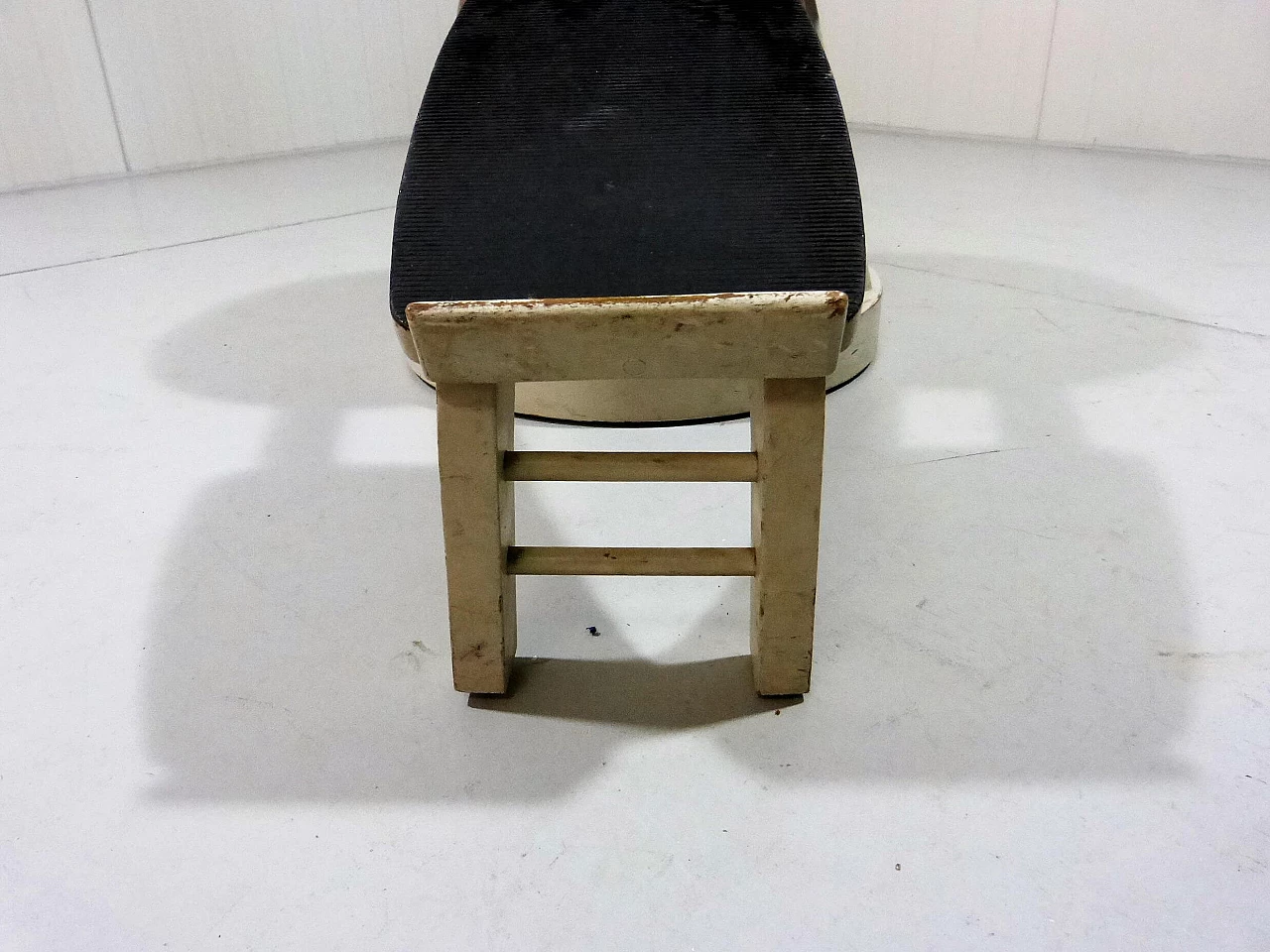 Shoe shop stool with wooden frame, 1950s 1