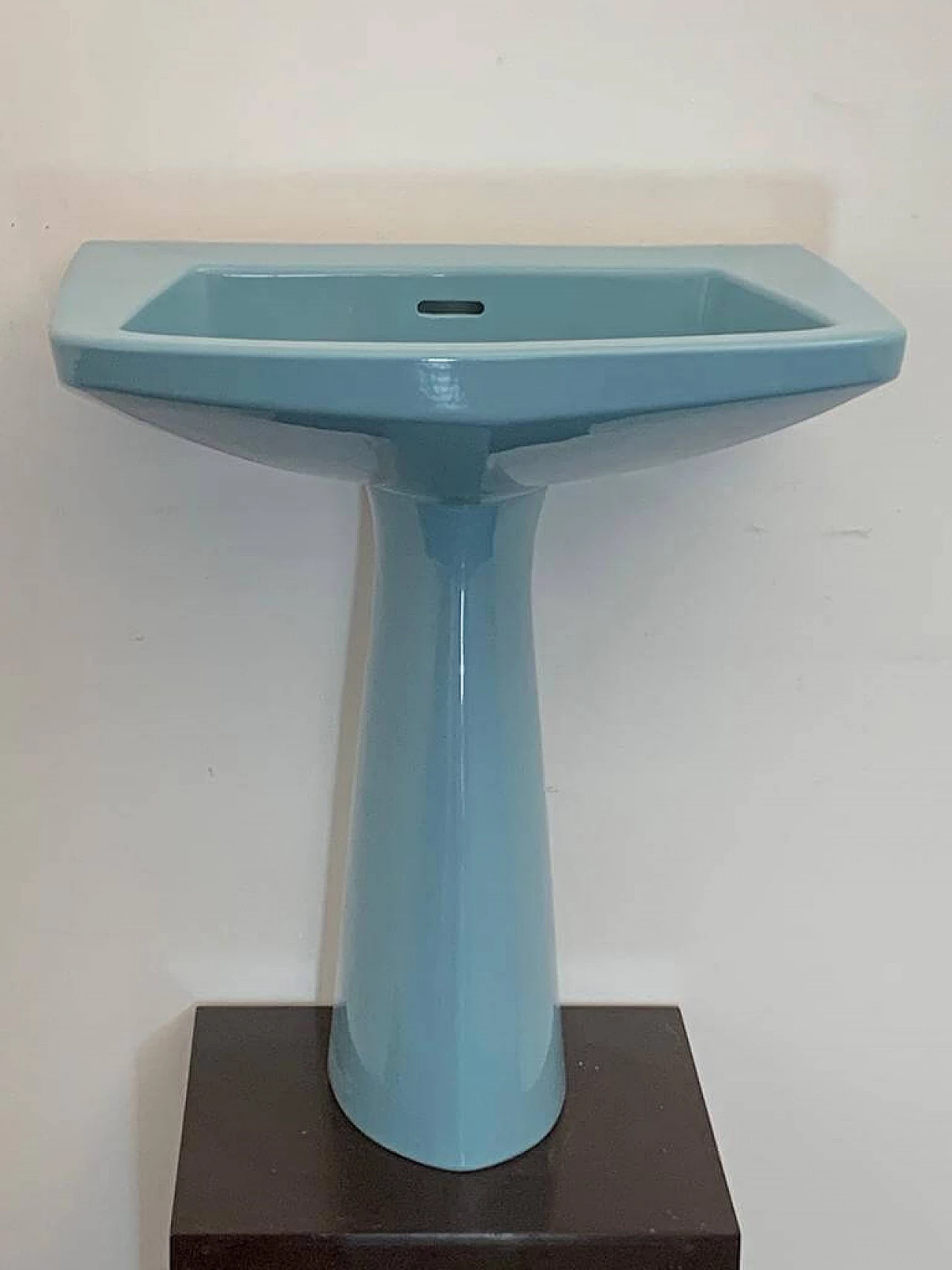 Lavabo Oneline azzurro di Gio Ponti per Ideal Standard, anni '50 3