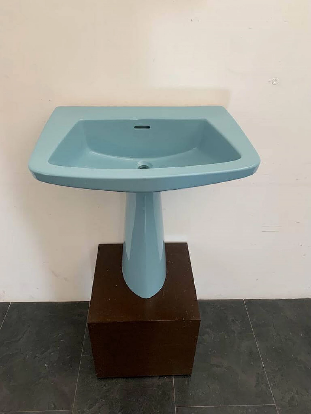 Lavabo Oneline azzurro di Gio Ponti per Ideal Standard, anni '50 4