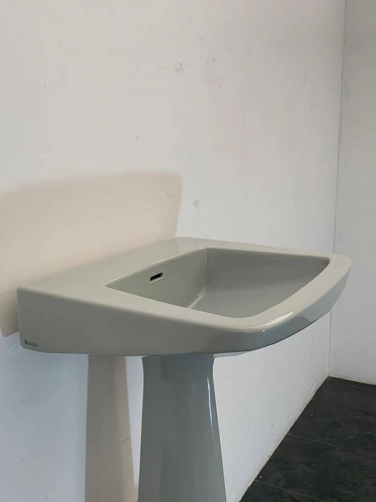 Lavabo Oneline grigio di Gio Ponti per Ideal Standard, anni '50 9