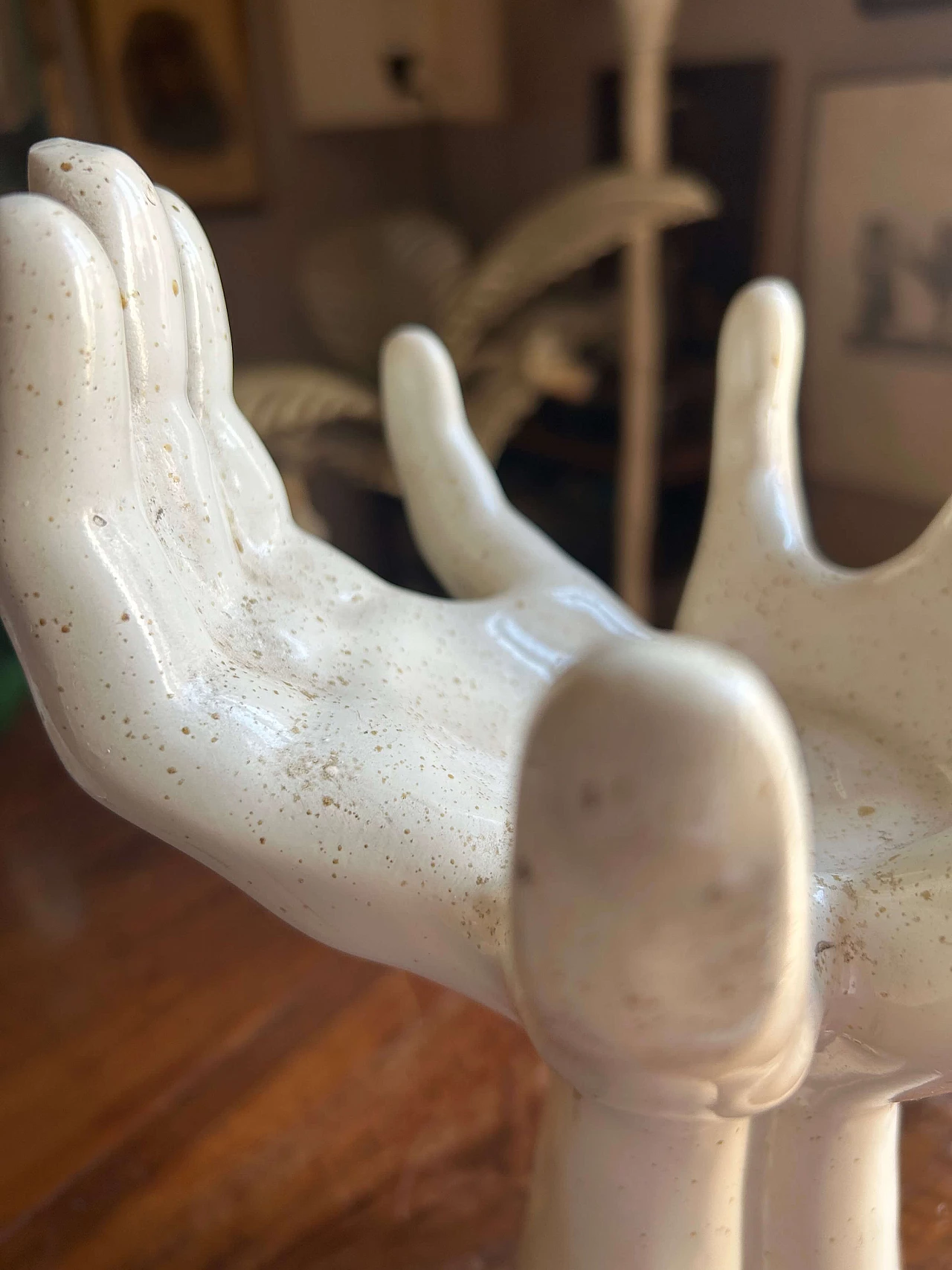 Lampada da tavolo in ceramica a forma di mani, anni '30 4