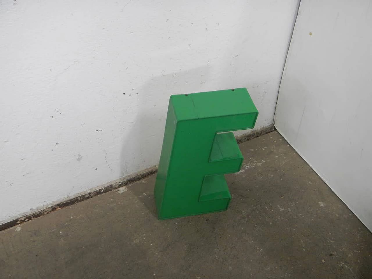 Green plastic letter E, 1980s 2