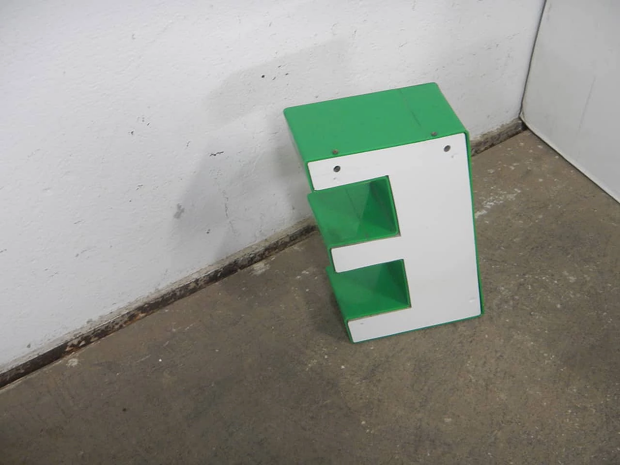 Green plastic letter E, 1980s 3